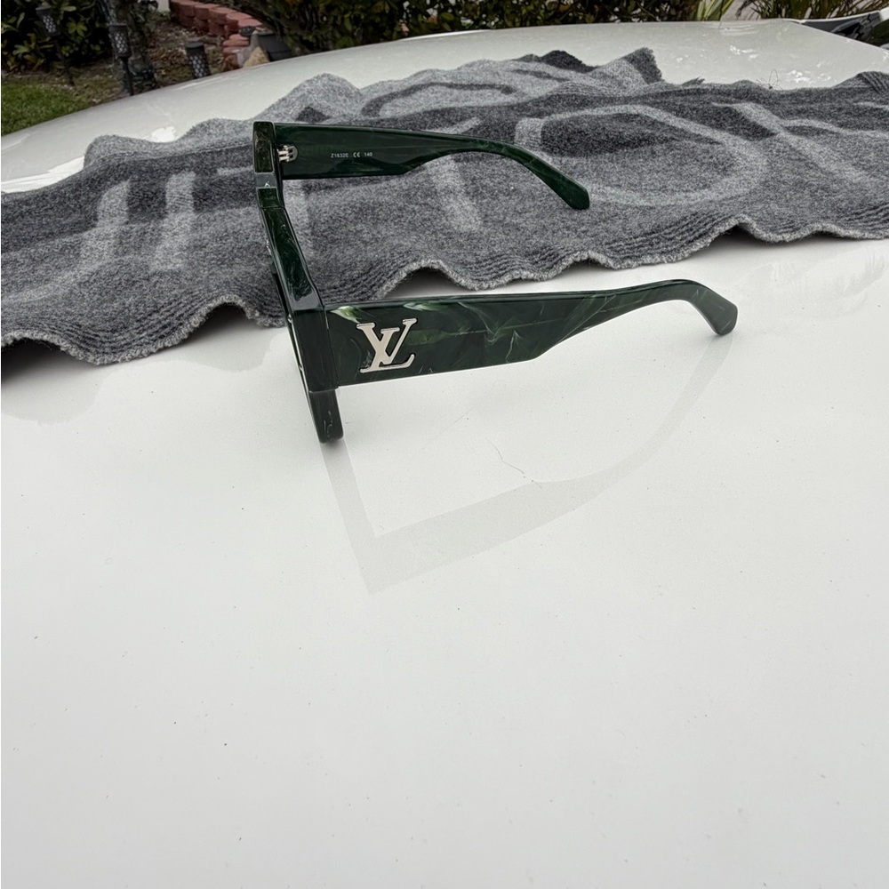 Louis Vuitton Green Sunglasses with Silver Accent - Picture 4 of 8